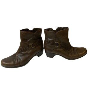 Clarks women’s size 8.8 Rosabella Brown Leather side zip Ankle Boot